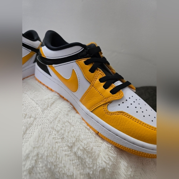 Nike Yellow and White Sneakers Classic Style - Picture 4 of 10